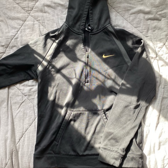 Nike Therma Fit Hoodie with gold check - Picture 1 of 4